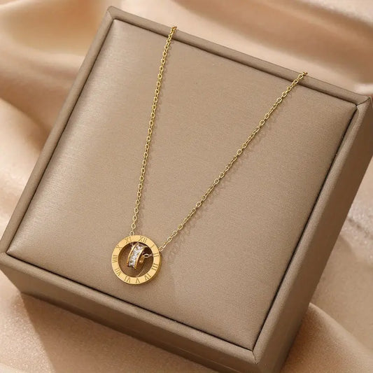 Elegante Halskette mit römischen Ziffern und Zirkonia